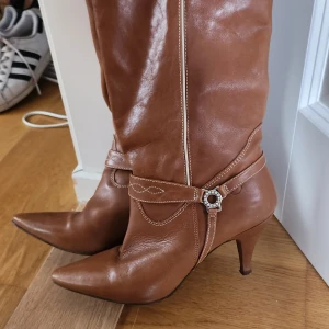 Bruna skinn boots med klack - Helt oanvända och i perfekt skick 