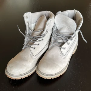 Timberland kängor st 35 - Fint skick, ett märke på ena framdelen