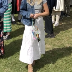 Vit långkjol - Säljer min bästa vita långkjol. Köpt för något år sedan från vero Moda. Storlek S. Jag är 176 och den är kanske något kortare än jag hade önskat därav säljer jag den. Såså fin och i bra skick. 250 plus frakt🩷