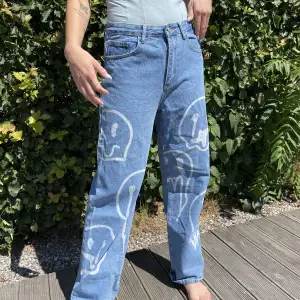 Säljer dessa balla jeans! Jag är ca 172 cm å dom sitter perfekt. Bara å höra av dig om du vill ha fler bilder eller har någon fråga 🥰