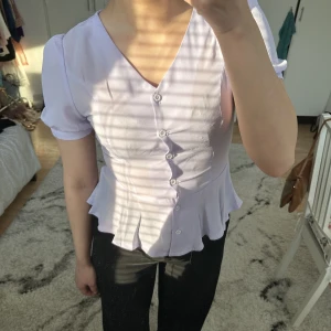 Söt topp - Söt volangtopp med puffärm med blommor som knappar. Nyskick❗️3 för 2 på allt❗️