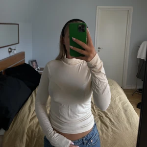 Polotröja  - Ljus polotröja från Gina tricot. Storlek medium. Använd gärna knappen ” köp nu”. 