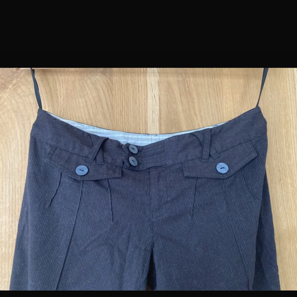 Mörkbruna Kostymbyxor i ”jeansmaterial” med tunna kritränder. Storlek 8 så skulle uppskatta att dem är en 36 i svensk storlek.. Jeans & Byxor.
