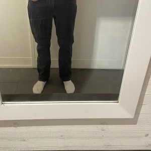 Zara jeans - Säljer dessa svarta jeans från zara. Använd ett par gånger. Skick 8/10! Storlek 38 eur