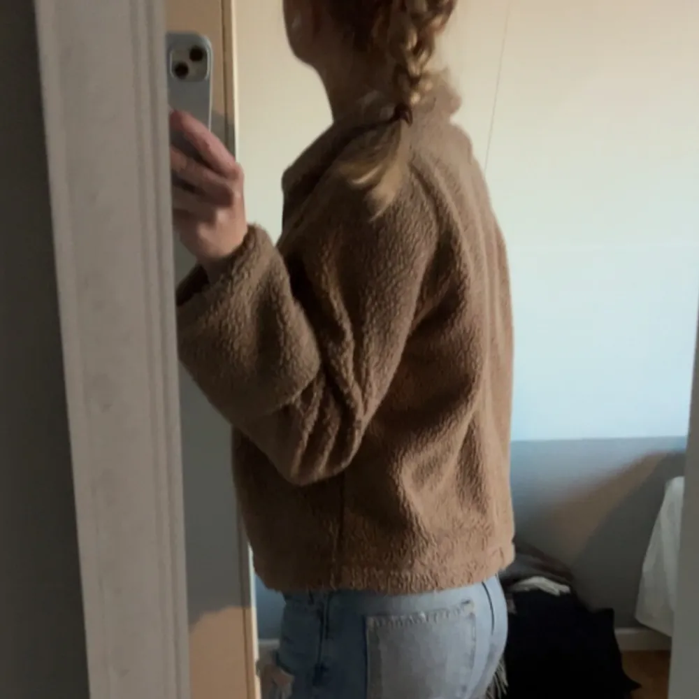 En beige vår/höst jacka i storlek S, jackan är använd bara några få gånger och är i bra skick. Tryck ej på köp nu!. Takit.
