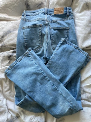Ginatricot bootcut jeans - Bootcut jeans från ginatricot i storlek S. Använda men fortfarande i bra skick. Ganska stretchigt material. 