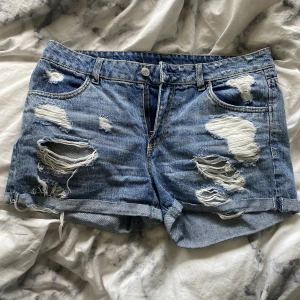 Jeans shorts Hm - Jeans shorts från Hm i storlek 38. Ärvt dem så dem är använda, men säljer pga av att dem är förstora för mig. 