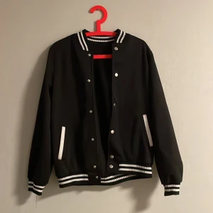 Jacka - snygg jacka som inte kommer till användning längre. Kontakta mig om ni har några frågor <3