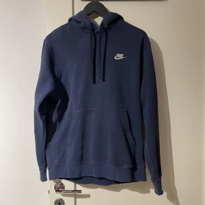 Nike hoodie mörkblå strl S - Mörkblå Nike hoodie Litet slitage på ena armändan men lagad sp gott det går annars i hyfsat fint skick Inköpt för 600 Pris ör diskuterbart😀