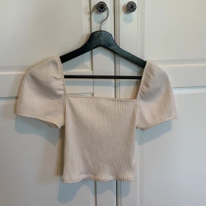 Sommar top - Créme vit somrig top från H&M i storlek: XS. Använts en gång