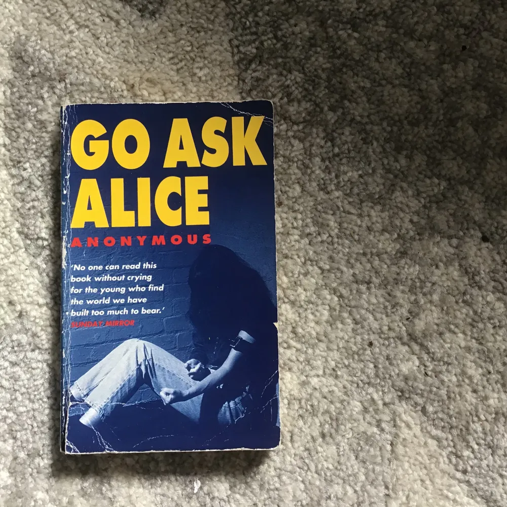Tidig upplaga av go Ask Alice. En Dagbok skriver av en ung droganvändare på 70/80-talet. Väldigt känslomässig. Boken är köpt second hand och innehåller lite anteckningar från mig och personen som ägt boken tidigare. Författaren är anonym. Övrigt.