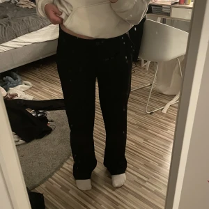 Kostymbyxor  - Svarta lågmidjade kostymbyxor  Köpta från Lager 157 för 200kr, använda 1 gång och bra skick, skriv gärna för fler frågor:)