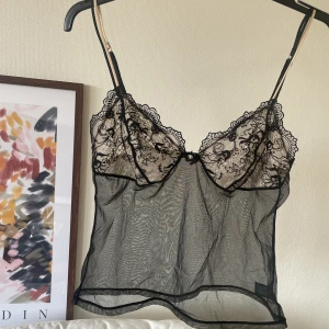 Mesh topp - vintage  - Världens gulligaste topp/ linne i mesh och spetsdetaljer🤍 Köpt vintage secondhand utomlands. Toppskick!