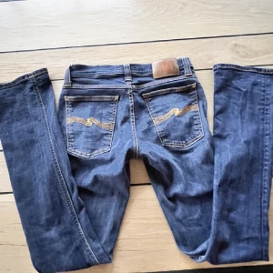 Nudie jeans  - Assnygga nudie jeans men tyvärr för små för mig. Storlek 27/34 men rätt liten i storleken så skulle säga att de passar 26. Har en liten bootcut som man ser på bilden!