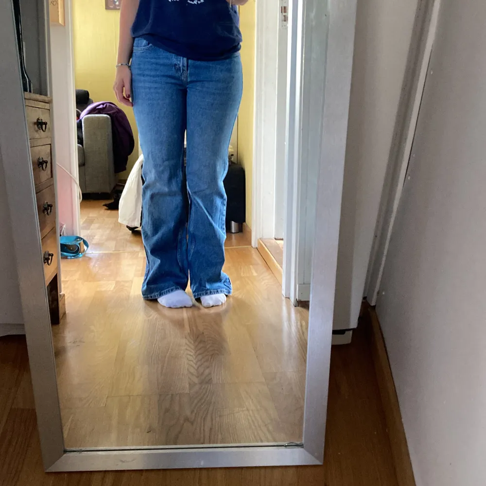 Ljusblåa bootcut jeans från Topshop. I helt nytt skick, använda fåtal gånger. Jag är 165 och de är lite långa på mig💋. Jeans & Byxor.