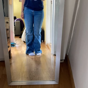 Midwaist bootcut jeans - Ljusblåa bootcut jeans från Topshop. I helt nytt skick, använda fåtal gånger. Jag är 165 och de är lite långa på mig💋