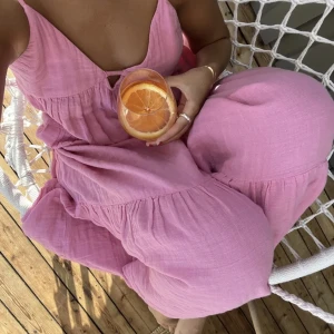 Rosa klänning - Rosa klänning från Zara sin ej går o köpa längre! Den är i storlek S men passar även M o Xs då man kan knyta smörerna själv. Köparen står för frakten!