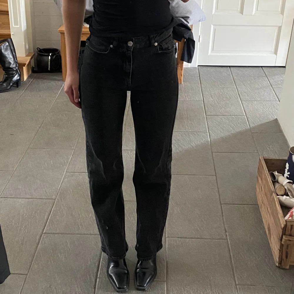 Svarta jeans från Carin Wester, st 36. Sparsamt använda :) Jag är 170 cm. Jeans & Byxor.