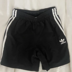 Adidas Träningsshorts/badbyxor  - Unisex träningsshorts/badbyxor. Nästan aldrig använda då dom är lite små. Jättefint skick!
