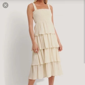 Klänning smock afj x nakd - Så fin klänning! Tyvärr inte min färg 🥲 Fint skick! Skriv för fler bilder ❤