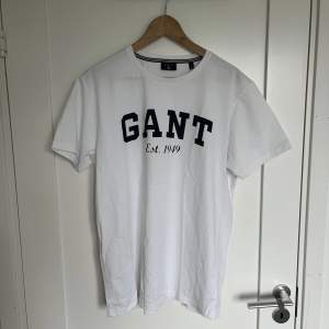 Gant t-shirt ny, helt oanvänd  Färg:vit  Storlek: L  Pris: 150kr 300 kr