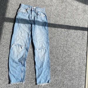 Jeans - Modell- Perfect jeans från Gina Tricot Säljer då jag inte kan ha denna storlek längre.