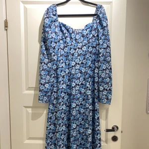 Midiklänning - Blommig klänning i midilängd från prettylittlething strl M. Använd fåtal ggr fint skick, fin vardags/fest klänning. 💙🤍