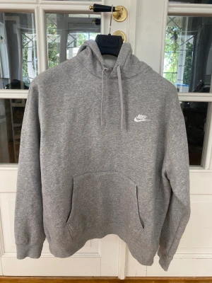Nike Hoodie - Väldigt fin Nike-hoodie. Hoodien säger M men sitter mer som S.