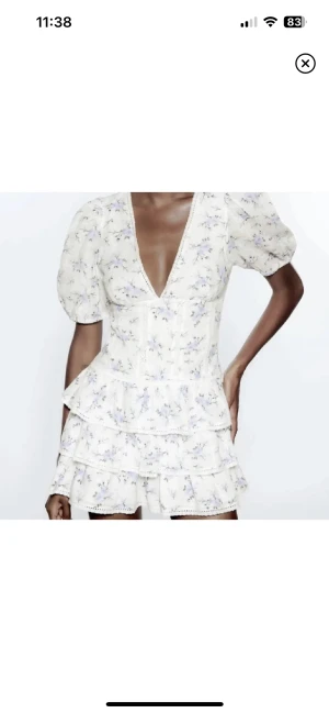 Blommig klänning från zara  - Sälja denna söta klänningen från zara i storlek xs. Säljer då den inte kommer till användning 