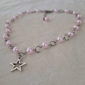 Pärlhalsband med stjärna  - Helt i rostfritt stål förutom pärlor, nitar och charms. Mitt mål är att mina halsband ska hålla i flera år så jag satsar på att göra allt i rostfritt/kirurgiskt stål. 