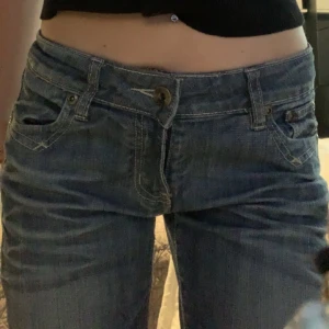 lågmidjade jeans  - jättefina jeans från miss softy, långa på mig som är 173, midjemåttet är 36cm rakt över, innerbenslängden är 84cm 🩷