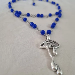 Pärlhalsband med öga - Helt i rostfritt stål förutom pärlor och charms. Mitt mål är att mina halsband ska hålla i flera år så jag satsar på att göra allt i rostfritt/kirurgiskt stål. 