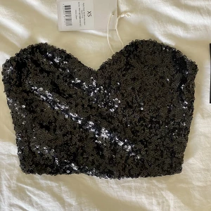 Glittrig topp - Aldrig använd, prislapparna kvar. Köparen står för frakten 