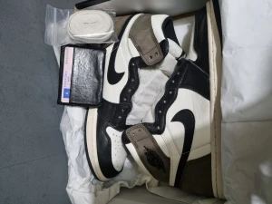 Jordan 1 Dark Mocha - Jordan 1 Dark Mocha Size: EU41 US8 Cond: Använd några gånger, syns knappt (se bilder) Shoe trees kan följa med