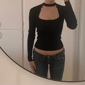 Svart topp från Zara - Säljer denna så så så fina svarta tröjan från Zara!🙌🏼 Storlek L men passar mig som brukar ha S/M i toppar, den är stretchig😊 200kr+frakt💘(priset kan diskuteras)