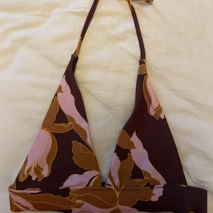 Carin Wester bikiniöverdel - för liten för mig vid bysten o midjan så använder inte⚡️bara provat 2-3 gånger men aldrig använt annars☺️jättefint skick (inga lösa trådar, fläckar, hål osv.)🥰