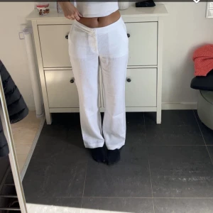 A-DSGN LINNEBYXOR  - Säljer mina magiska linnebyxor i storlek S. Dom sitter lite oversized men på ett väldigt fint sätt🥰Dom är sparsamt använda. Nypris 1000kr och där av säljer jag dom för 500 kr. Hoppas någon är intresserad😊priset kan diskuteras!