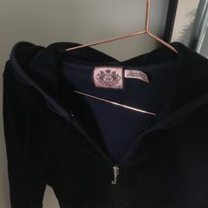 Säljer min mörkblå juicy tröja (inte nya modellen utan vintage)💙💙 Perfekt skick inga tecken på slitning🙌🏼 