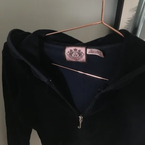 Juicy Couture tröja - Säljer min mörkblå juicy tröja (inte nya modellen utan vintage)💙💙 Perfekt skick inga tecken på slitning🙌🏼 