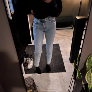 Mom jeans - Fina mom jeans från vero Moda i storlek: 27/34 passar en xs-s längd 34, passar mig som är 169cm med långa ben🩷använda en gång Nypris: 449:-