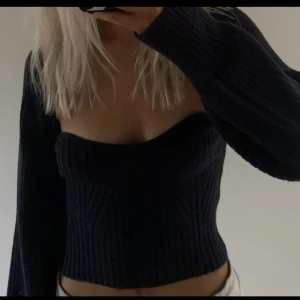 Topp - En stickad tubtopp och en långärmad ”kofta” som hör ihop! ”Koftan” är använd men inga defekter, färgen är mörkgrå🌸 frakt tilkommer 