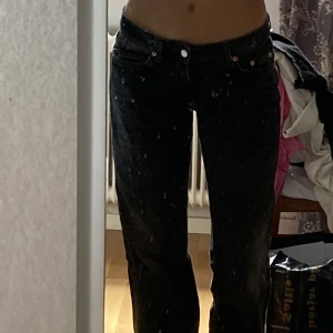 Lågmidjade jeans - Lite för små för mig :(  Längd; nuddar i golvet, jag är 1.69. 