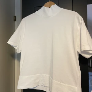 Vit zara tröja - Säljer denna supersnygga tröja med krag från Zara eftersom jag inte gillar passformen på mig💕