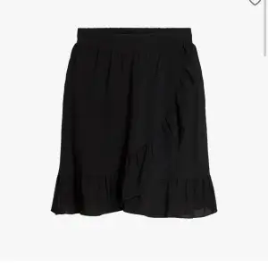 Säljer denna svarta kjol ifrån vila Helt oanvänd har bara testat den men aldrig använt  Nypris 350kr skriv t mig för frågor eller fler bilder 😚