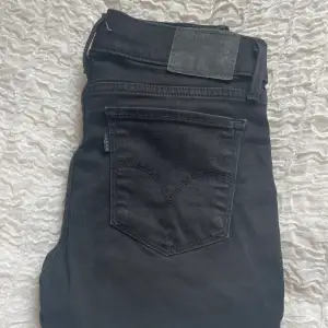 Svarta skinny jeans från Levi’s.  Storlek W28L30.
