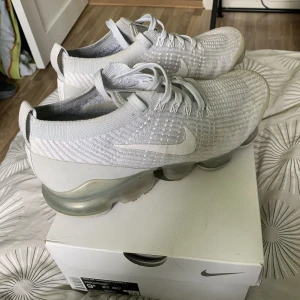 Vapormax flyknit 3 - Säljer mina vapormax som inte är andvända så mycket, finns lätt smuts som går att tvätta bort. Boxen medföljer om man vill. 2600 nya och säljer för 1200kr