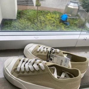 Sneakers från Zara  - Säljer oanvända sneakers från Zara, storlek 39.