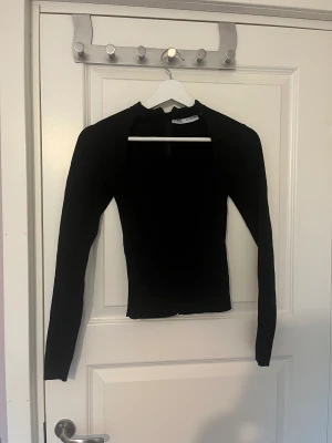 Zara topp - Säljer denna grymma populära topp i från zara💘 den har en defekt som är synlig så därav priset❤️