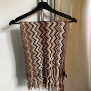 MISSONI sjal - Oanvänd. Säljes då jag inte använder den. Nyskick. Nypris 1 900kr. Mitt pris 1 400kr. Pris kan diskuteras vid snabb affär. Köparen står för frakt!