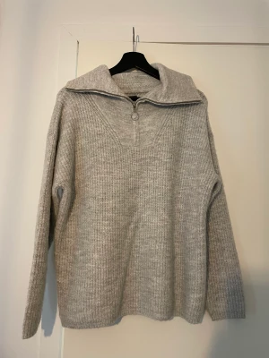 Söt stickad tröja  - Jättesöt stickad tröja ifrån primark. Storlek L men sitter snyggt oversized på mig med S. I princip aldrig använd, nyskick! 